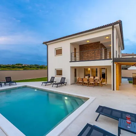 Ferienvilla Dvor Mit Privatem Pool By Interhome * Vodnjan