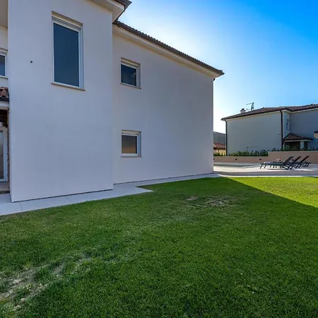 Ferienvilla Dvor Mit Privatem Pool By Interhome